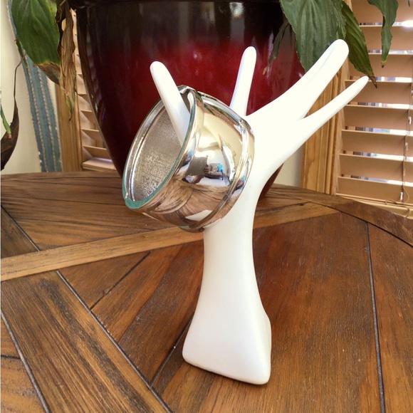 Silver hinged cuff bracelet. EUC. - Picture 1 of 4